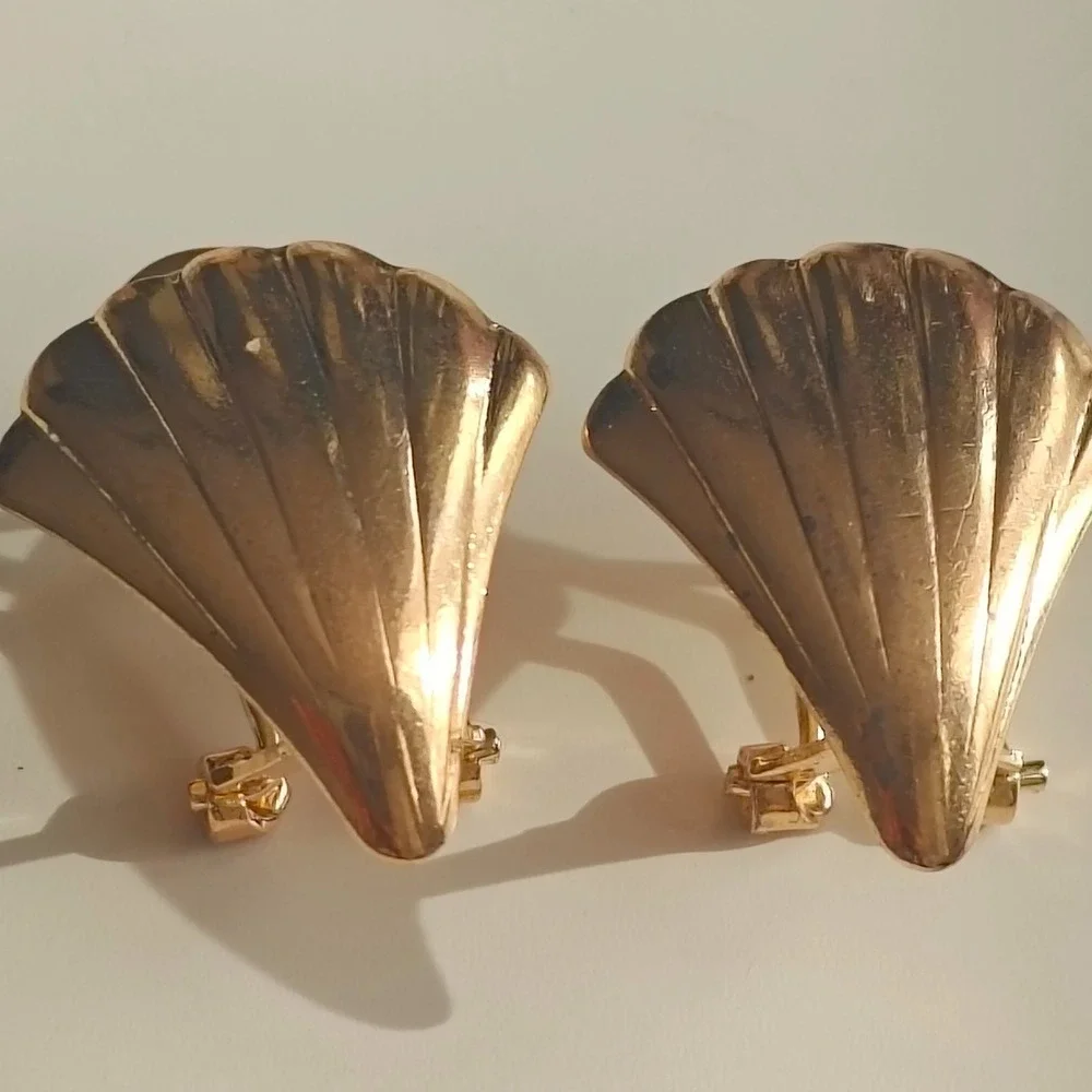 Gold Bronze Tone Scallop Seashell Clip On Pierced Earrings Nautical Coastal
